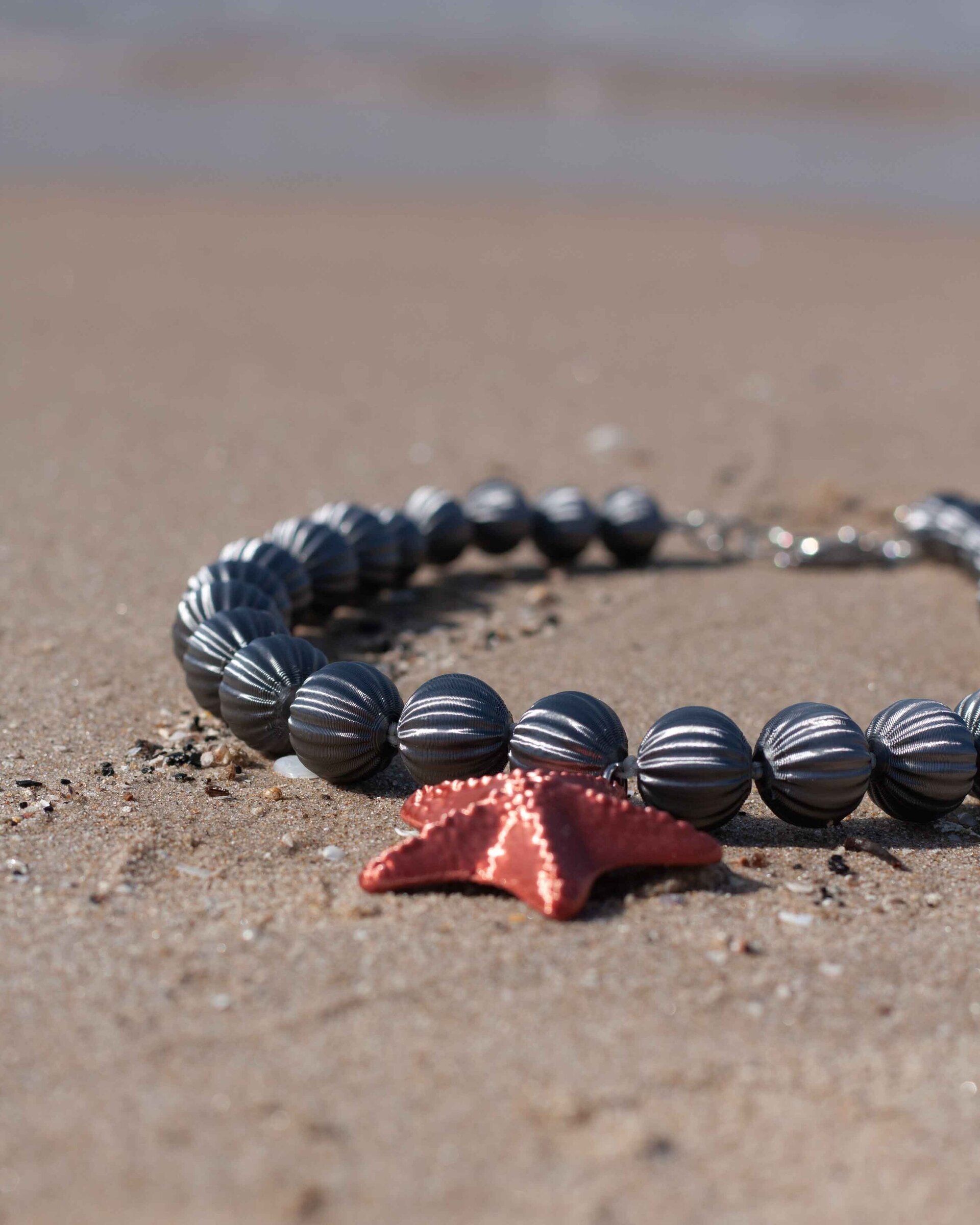 Collar Neptunia grafito y cobre – Elegancia que no pesa y una estrella de mar. - 5