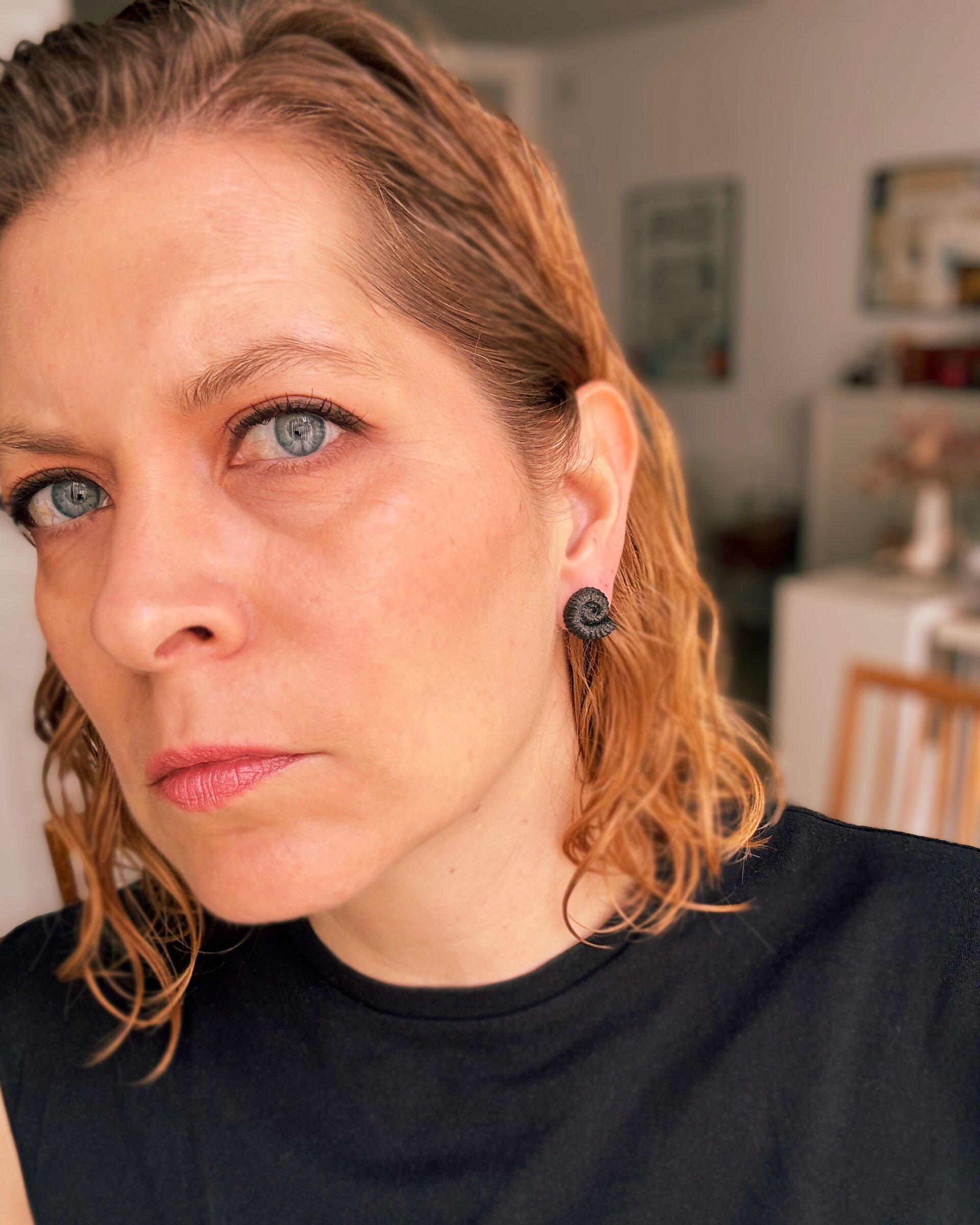 Pendientes Brisa negro – Elegancia minimal en tamaño mini - 3