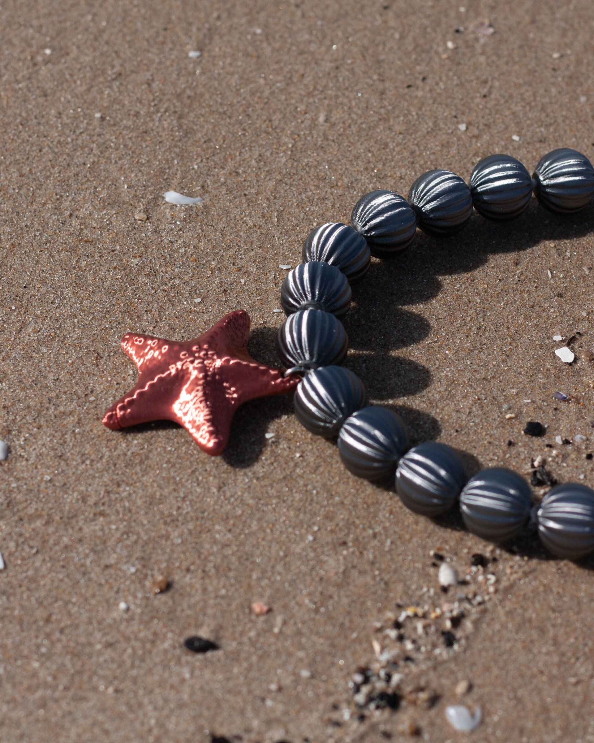 Collar Neptunia grafito y cobre – Elegancia que no pesa y una estrella de mar. - 7