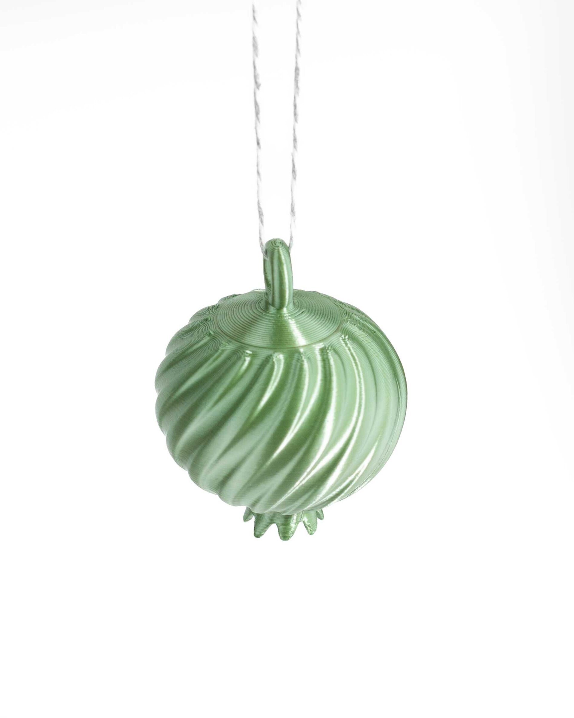 Granada en verde hoja para adornar el árbol. - 2
