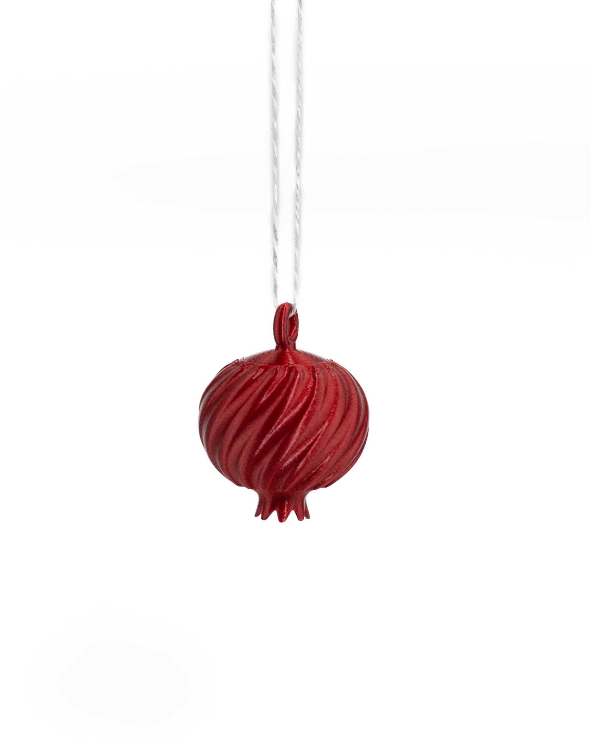 Granada roja para adornar el árbol de Navidad. - 3