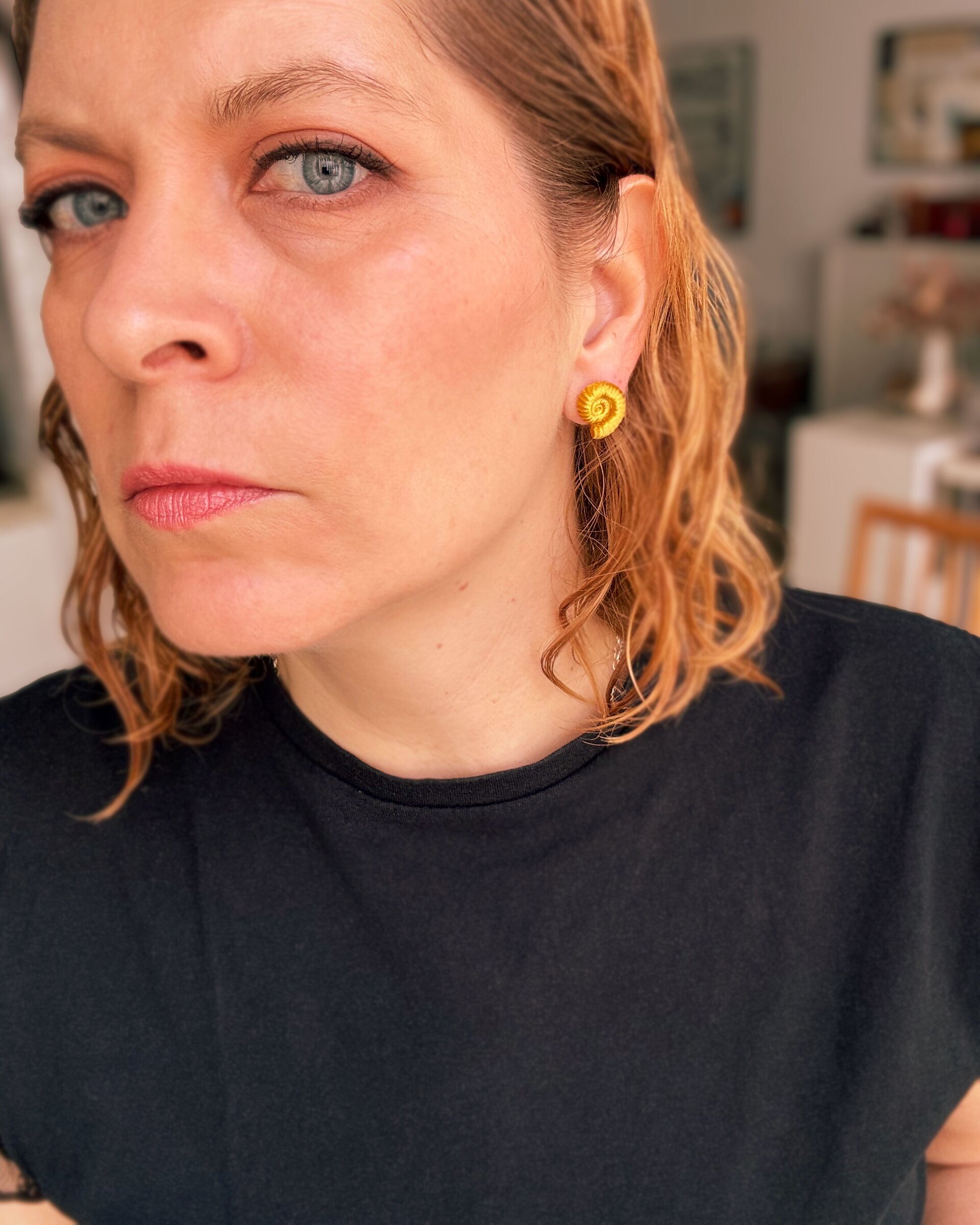Pendientes Brisa dorado – Pequeños, ligeros y con un brillo sutil - 3