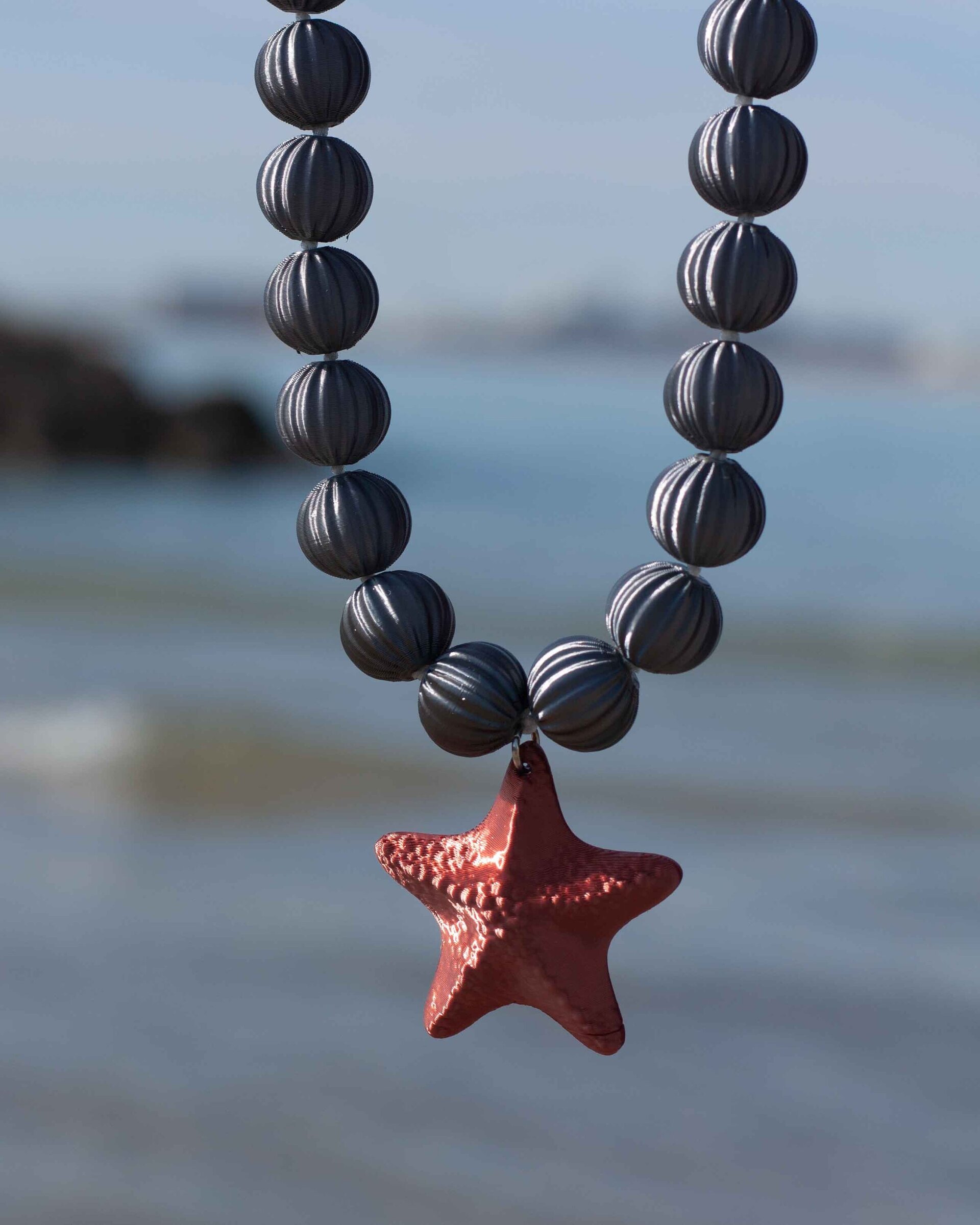 Collar Neptunia grafito y cobre – Elegancia que no pesa y una estrella de mar. - 2