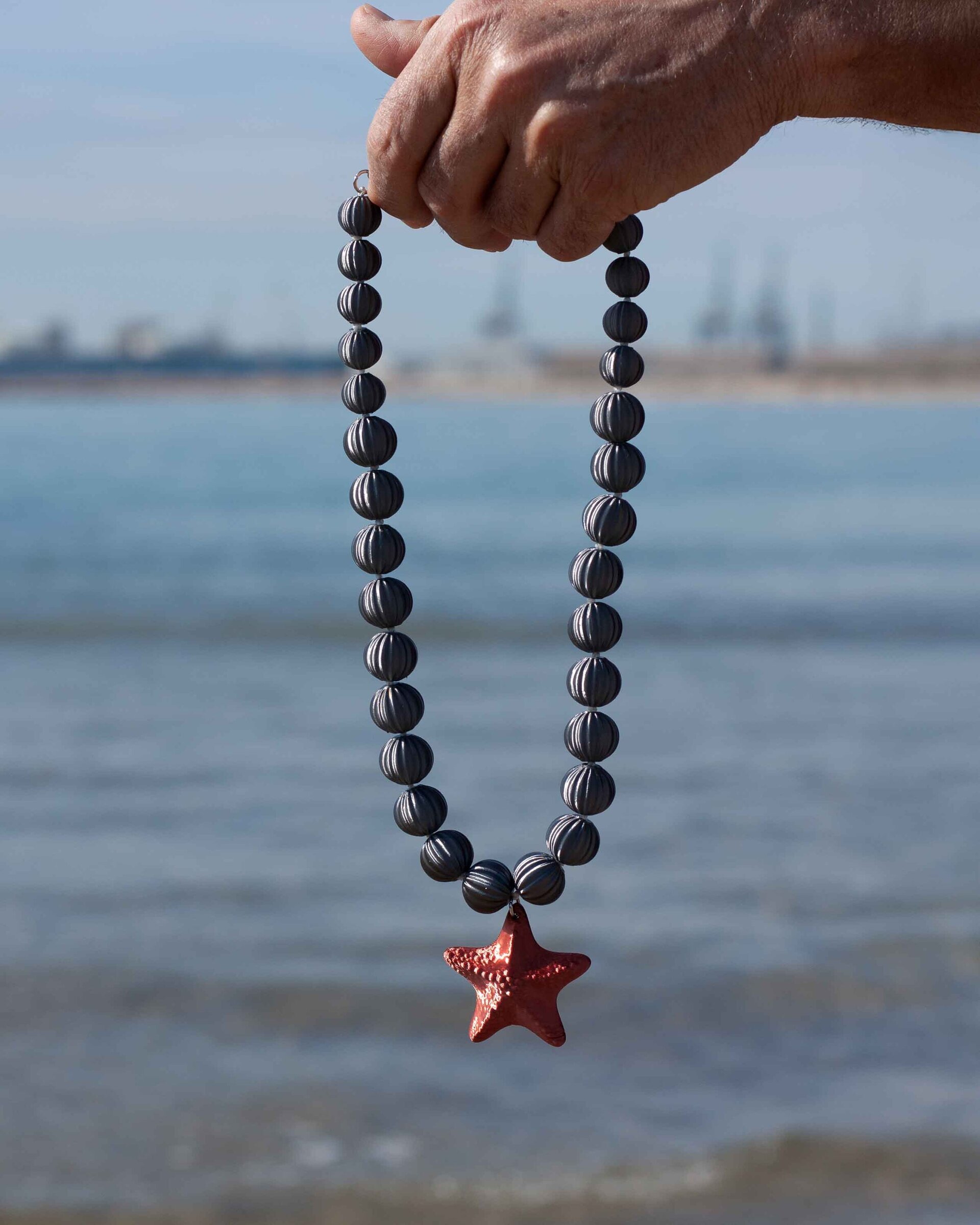 Collar Neptunia grafito y cobre – Elegancia que no pesa y una estrella de mar. - 6