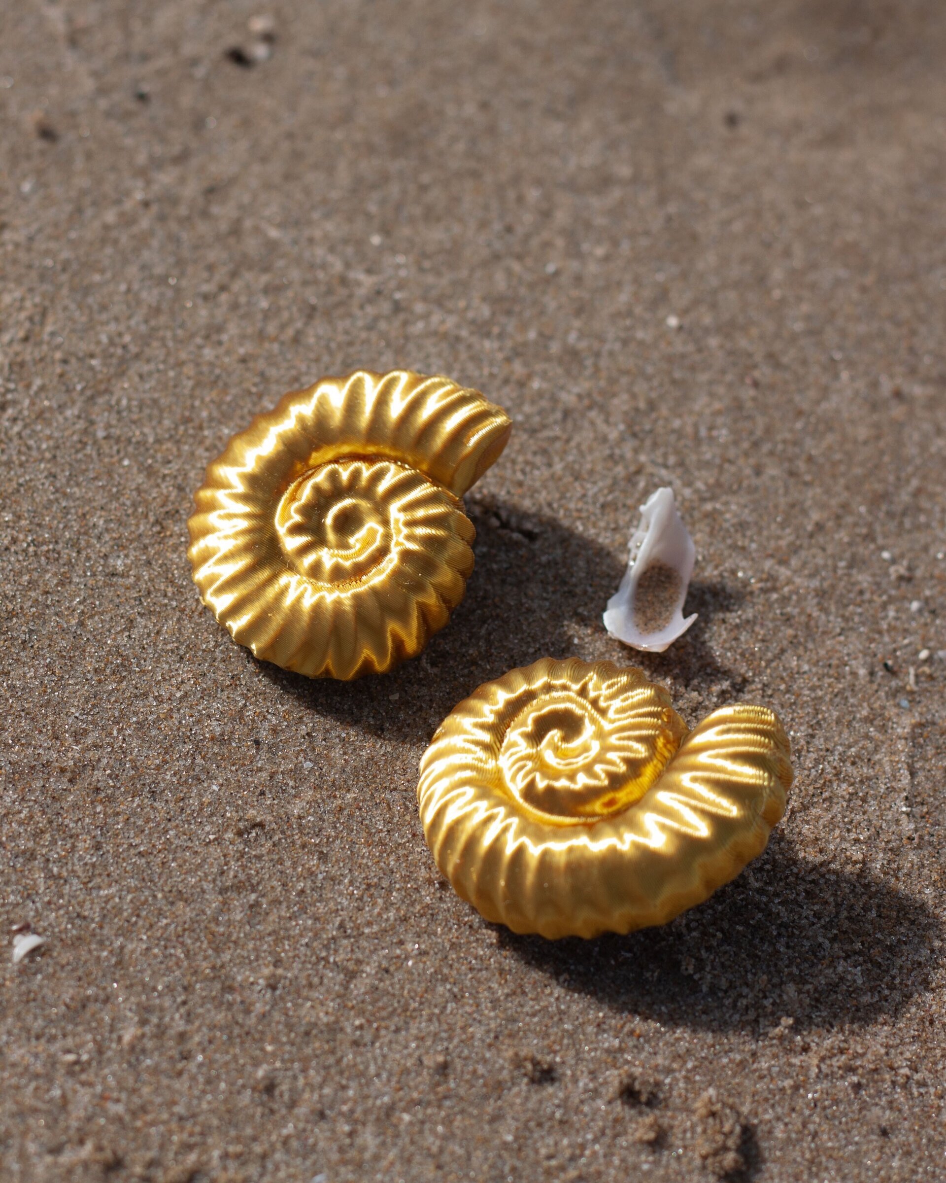 Pendientes Amonites dorados – Brillo ligero para todo el verano - 4