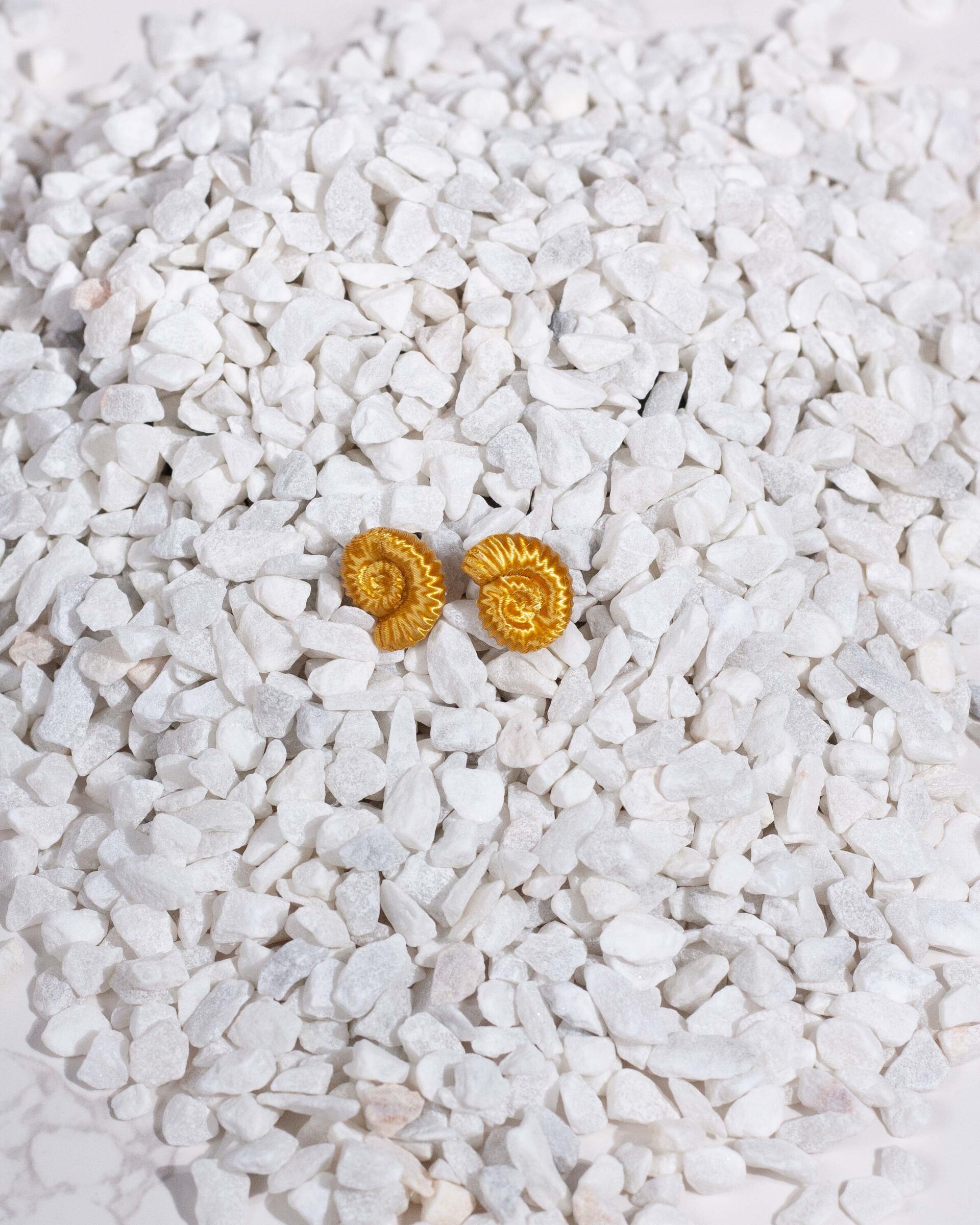 Pendientes Brisa dorado – Pequeños, ligeros y con un brillo sutil - 2