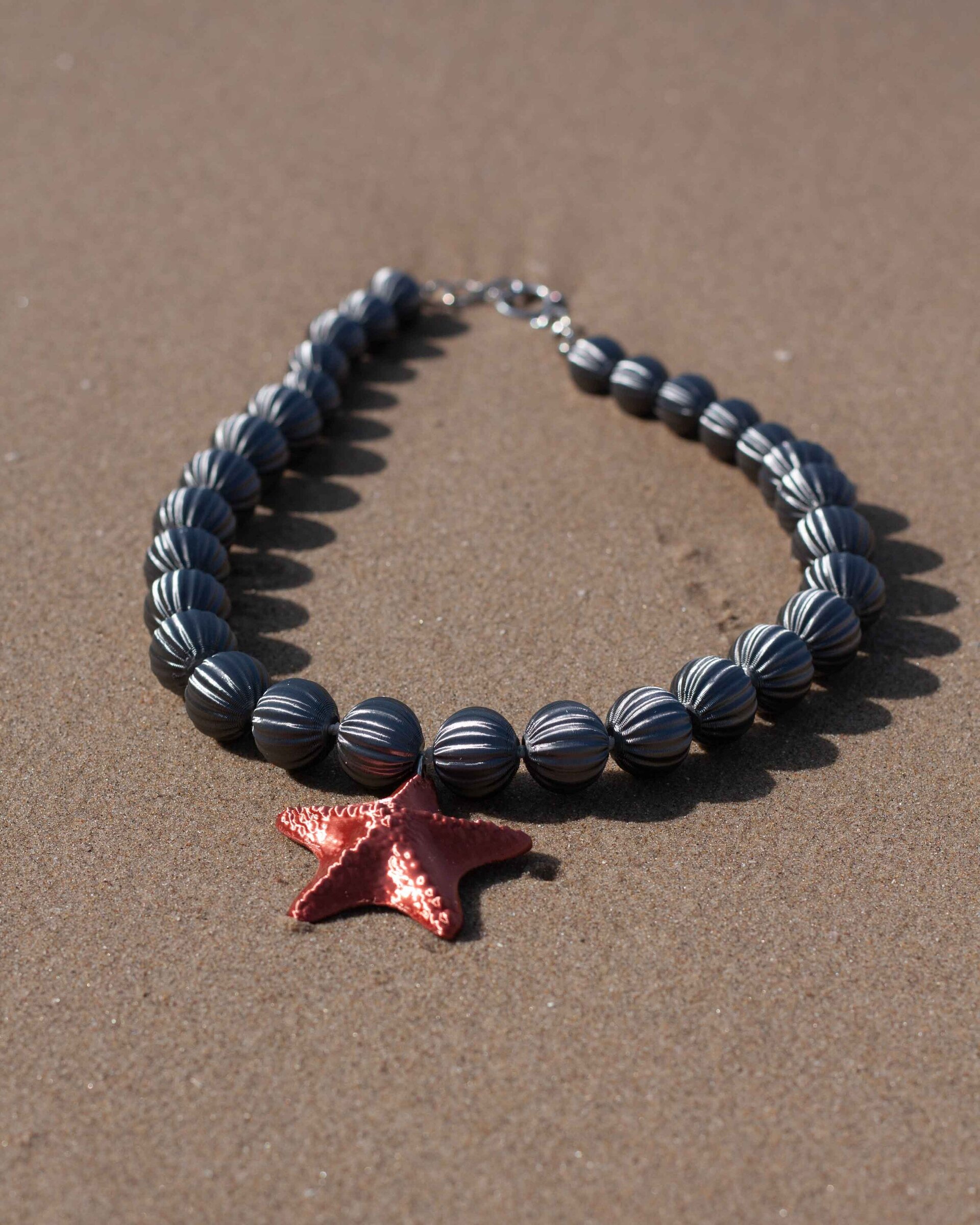 Collar Neptunia grafito y cobre – Elegancia que no pesa y una estrella de mar. - 8
