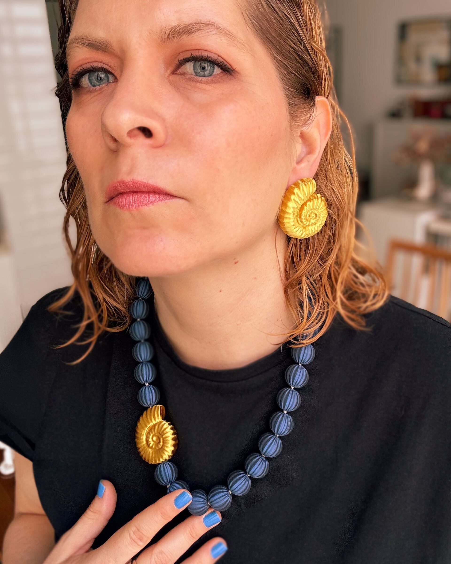 Pendientes Amonites dorados – Brillo ligero para todo el verano - 3