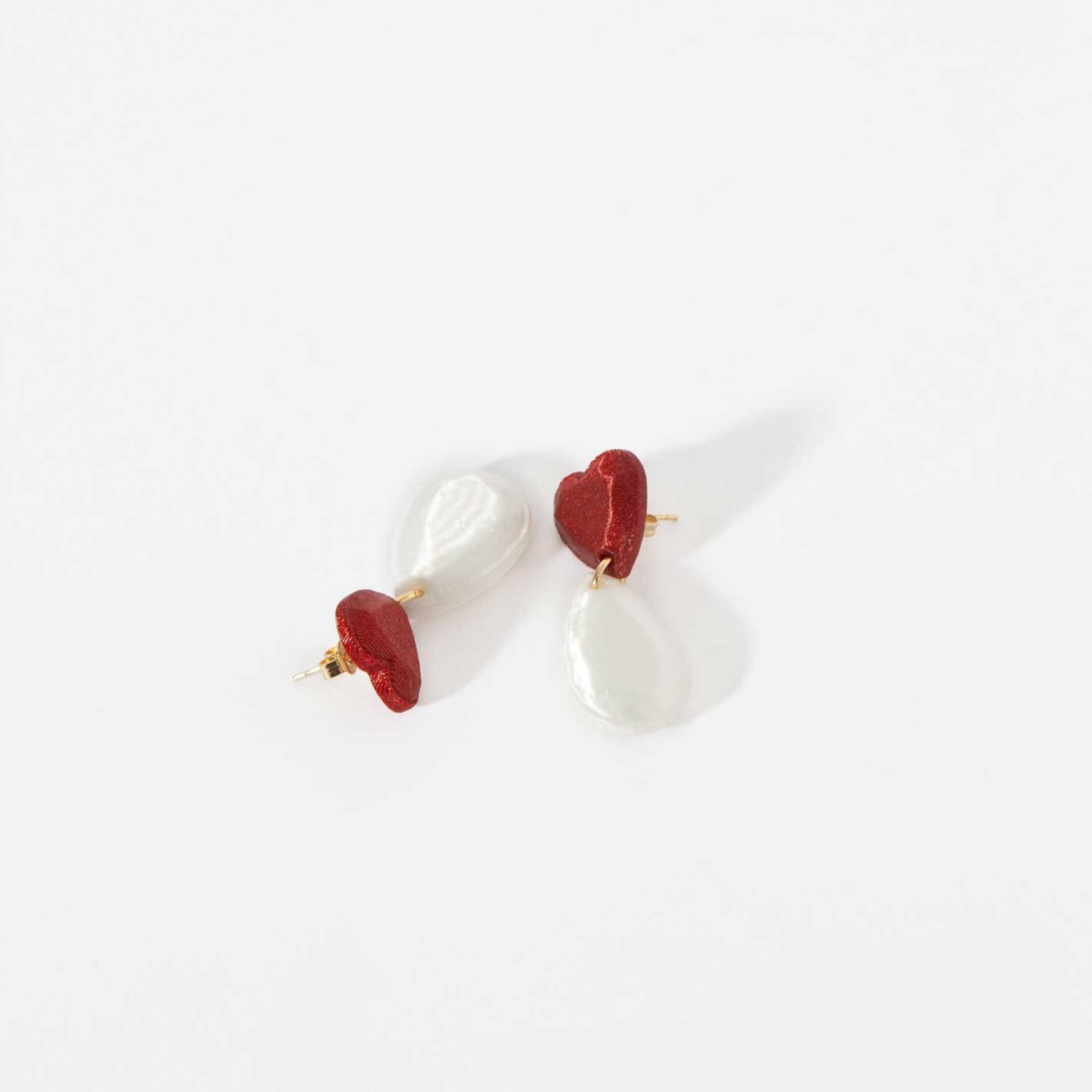 Pendientes mini Heart en Red y Pearl, impresos en 3D. Colección Inner Love - 3
