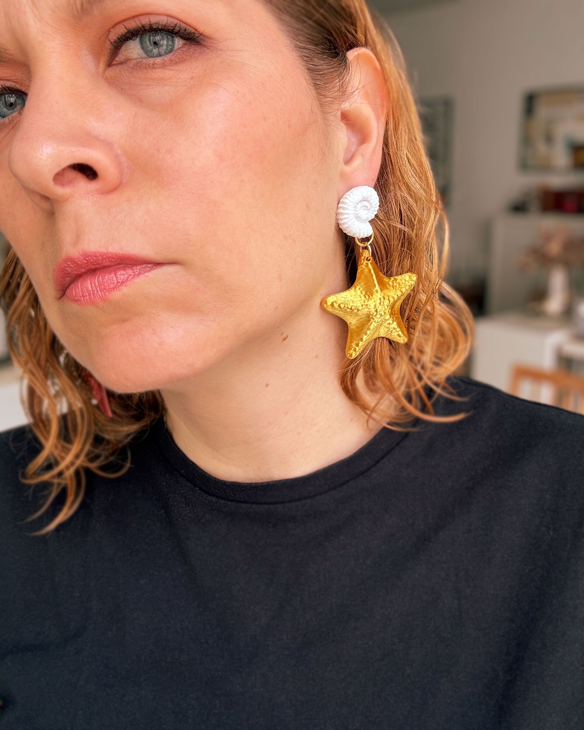 Pendientes Neptune blanco y dorado – Brillan como el verano - 2