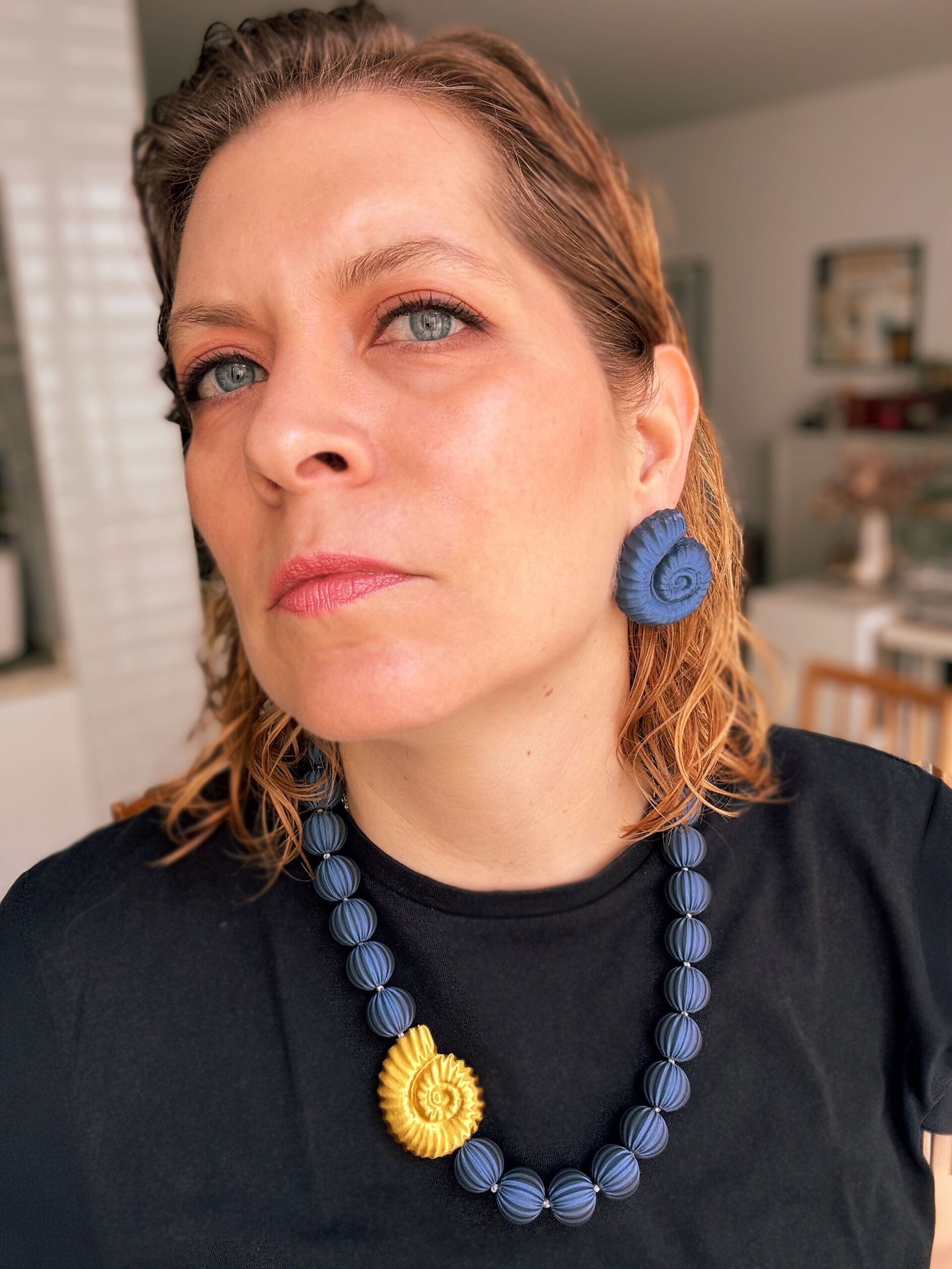 Pendientes Amonites azul noche – Profundos, ligeros y con mucho estilo - 4