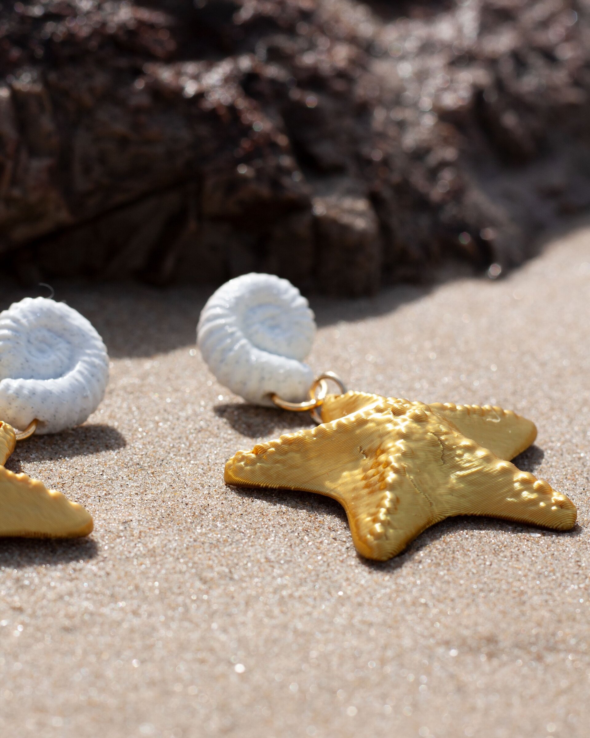 Pendientes Neptune blanco y dorado – Brillan como el verano - 3